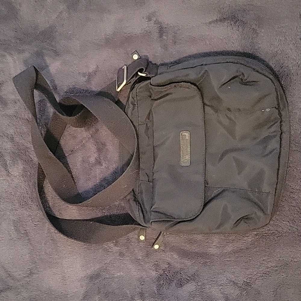 Timbuk2 black expandable crossbody